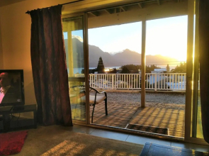 5 mins walk to town, Lakeview,4bedrms-Central Lakeview Apartment A