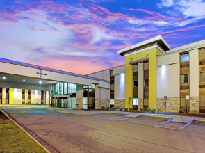 La Quinta Inn & Suites by Wyndham Detroit Metro Airport