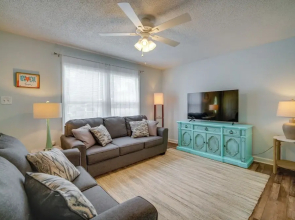 Pet-friendly Villas Vacation Rental: Walk to Bay