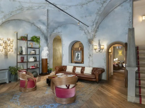 J And J Historic House Hotel