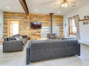 Deck & Fire Pit: Cherry Log Cabin on Farm!