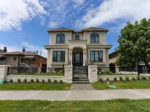 Tasteful 2 Bedroom Suite near Marine Gateway by Elevate Rooms