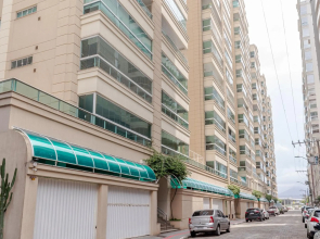 Apartamento de 3 quartos com banheira a 150 metros da praia em Itapema N1188