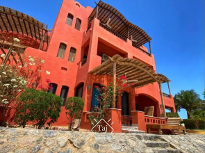 Taj Home, Amazing pool and lagoon view 2bedrooms apartment