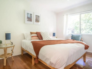 Mid-Century Modern Retro Beach House Minutes to Moffat Beach