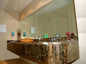 Отель The Park Hotel Formerly Al Jawhara Gardens