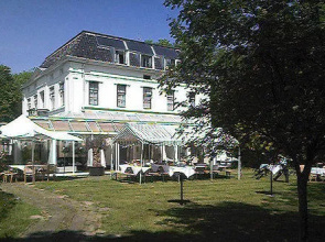 Green White Hotel