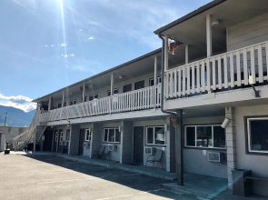 The Canterbury Inn of Downtown Invermere