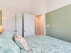 2 Mi to Hollywood Casino: Charles Town Townhome!