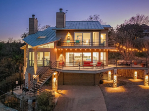 5br Home w/ Pool and a View!