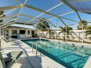 Sunny Sarasota Home w/ Pool Near Siesta Key Beach!