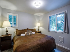 49SL - Hot Tub - WiFi - Fireplace - Sleeps 10