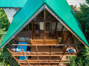 Cades Cove by Avantstay Treetop Haven in Smokey Mountains w/ Hot Tub, Game Room & Home Theatre
