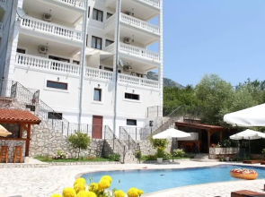 Villa Oasis with swimming pool