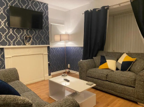 Cosy 3 Bedroom House, Free Parking & Wifi