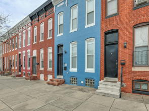 Pet-friendly 3BR Rowhouse: Walk to Patterson Park!