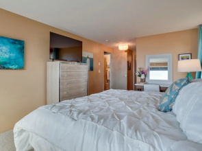 Pacific Penthouse With Sunroom & Ocean Views!