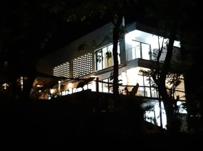 Casa Crucero Verde a Cruise on the Jungle 5 mn Walk to the Beach and Town