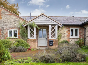 Charming Cottage for 10 in Heart of South Downs