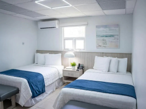 Full Moon Hotel & Restaurant