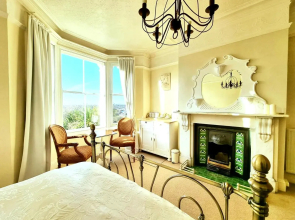 West Hill Villa Retreat - Edwardian Balcony Suite PRIVATE External Rolltop Bathroom & SEPARATE WC with Room Served House Breakfast & Free Offstreet Parking