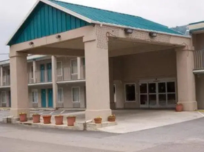 Americas Best Inn & Suites Commerce