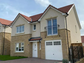 Beautiful 4 Bedroom 3 Beds House in Glasgow