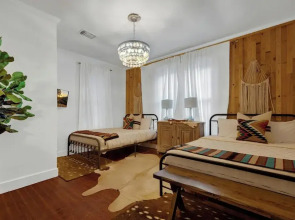 Poplar Place Main House With Hot Tub-1 mi to Main St