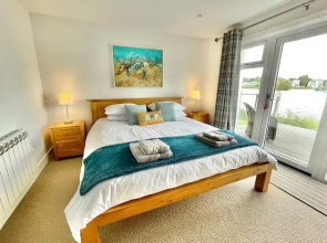 Cotswolds Lakeside Home-Summer Lake