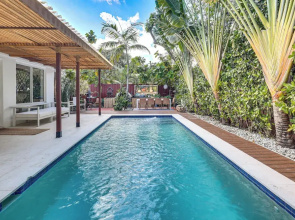 Tropical Backyard W/pool: 10 min From Miami Beach!