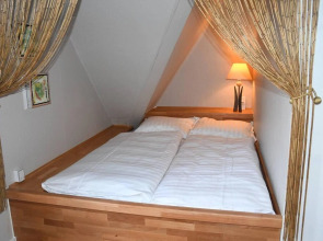 Lovely Town Apartment - Sleeps 5, Parking & Garden