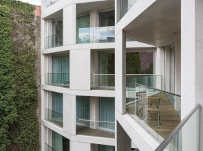 Carlotta Apartments