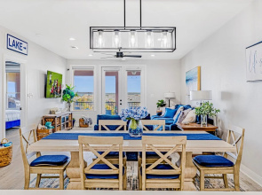 Luxury Waterfront Condo W/pool & Views!