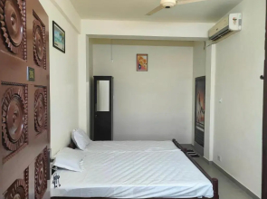 OYO 90096 Jinnens Tourist Home