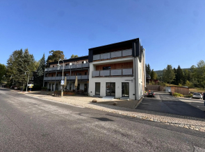 Luxusní Apartmán GRAND v centru Harrachova se soukromou Mega terasou, s možností dobíjení wallbox EV a výhledem na Harrachovský kostelíček