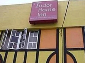OYO 44029 Tudor Home Inn