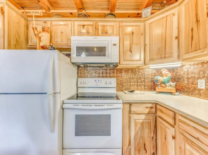 Ruidoso Cabin w/ Hot Tub - 2 Mi to Grindstone Lake