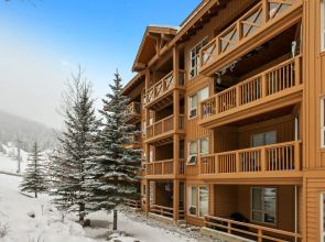 TOP FLOOR in Panorama Resort | TRUE Ski In/Out | Indoor Access to Pool & HotTubs