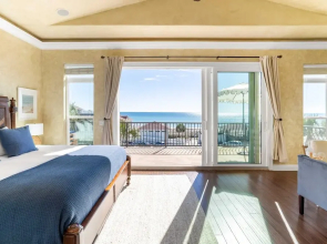 Florence by Avantstay Villa Steps From Beach