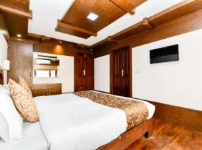 OYO 29757 Amare Deluxe Houseboat