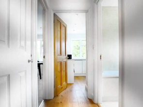 Sunninghill Village - 2 Bed - Parking and garden