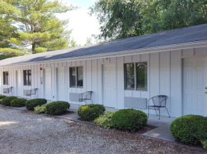 Captain's Quarters Motel