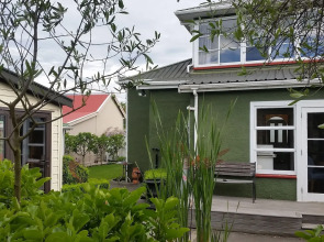 Designer Cottage B&B