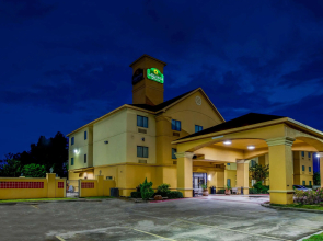 La Quinta Inn & Suites by Wyndham Pasadena
