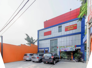 RedDoorz Plus @ Jalan Pemuda Jakarta