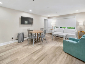Modern & Spacious PCB Condo! 1st Floor, Pvt Porch
