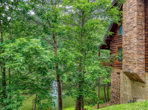 Ern834 - Lakeside Getaway - Great Location! Close To All The Action! 1 Bedroom Cabin by RedAwning