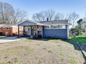 Newly Updated Home ~ 3 Mi to Downtown Charlotte!