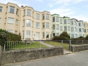 Apartment 1, 10 Marian y Mor