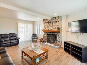 All-season Crestline Escape - 2 Mi to Lake!